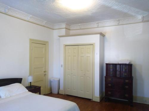 Mini Mansion Hotel near public transportation is the yellow and green house on the corner of 8th st and Madison avenue