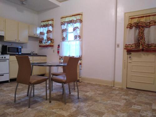 кухня, Mini Mansion Hotel near public transportation is the yellow and green house on the corner of 8th st  in Плейнфілд