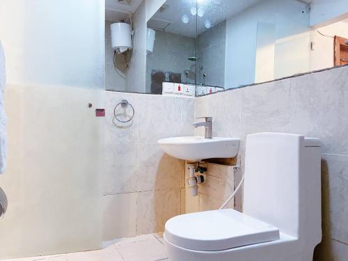Self check in studio apartment with pool at CBD