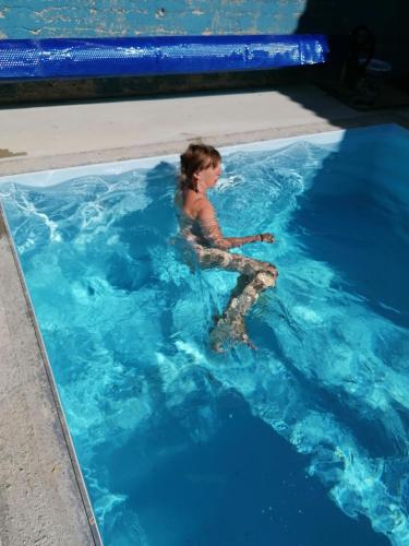 Au Domaine de Sophie piscine chauffée couverte et jacuzzi couvert