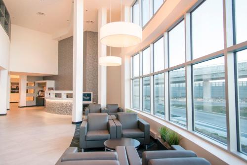 Lobby, The Grand Winnipeg Airport Hotel by Lakeview in Winnipeg (MB)