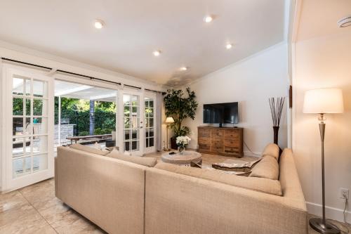 Villa Sausalito - Newly Designed 4BR HOUSE & POOL by Topanga, Лос-Анджелес (фото 8)