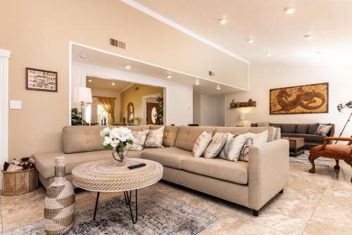 Villa Sausalito - Newly Designed 4BR HOUSE & POOL by Topanga, Лос-Анджелес (фото 10)