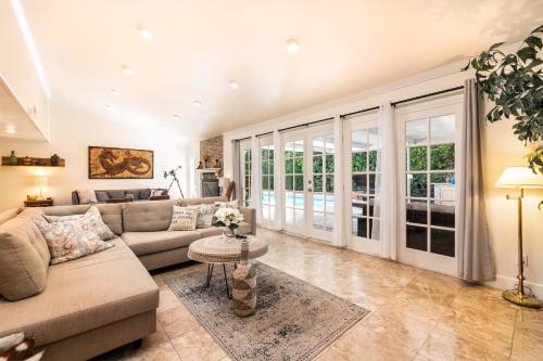 Villa Sausalito - Newly Designed 4BR HOUSE & POOL by Topanga, Лос-Анджелес (фото 9)