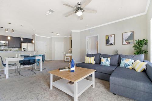 10mins to St Pete BBQ Parking Gym Pool Smart TV