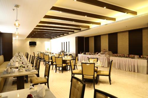 Restaurant, Y N HOTELS in Krishnarajapura
