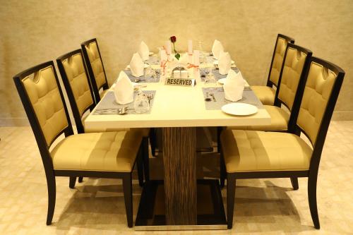 Restaurant, Y N HOTELS in Krishnarajapura