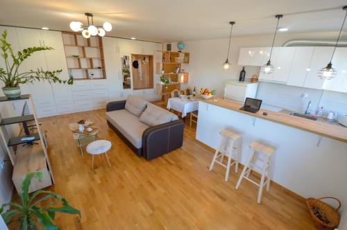 Shine24 - Spacious and Bright Apartment with Swing and Free Parking, Novi Sad (photo 5)