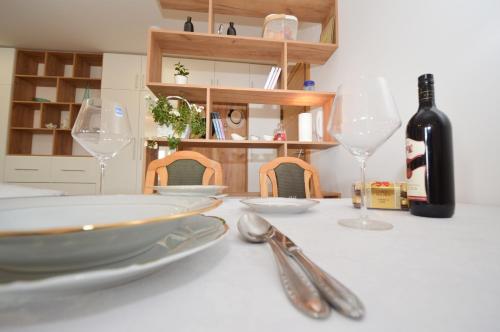 Shine24 - Spacious and Bright Apartment with Swing and Free Parking, Novi Sad (photo 8)