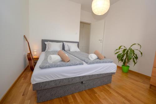 Shine24 - Spacious and Bright Apartment with Swing and Free Parking, Novi Sad (photo 9)