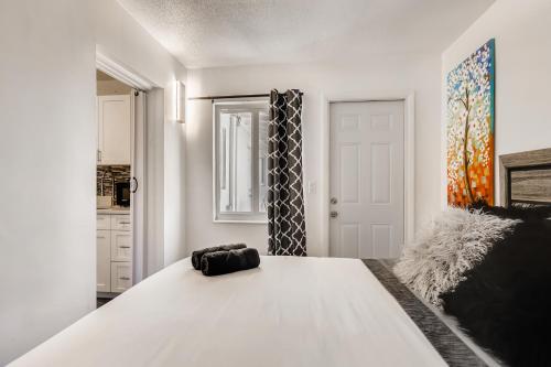 Coral Sands 1br/1ba Close 2 Beach! in West Palm Beach, USA