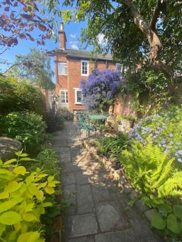 2 bed character cottage in old town with parking gîte à louer Shottery