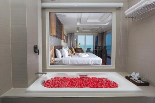 Royal Beach Boutique Resort & Spa Room Type - Spa Bath Seaview Suite