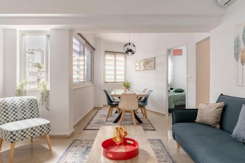 Brand New Bright modern 6bdr apt-1min to Acropolis, Atény