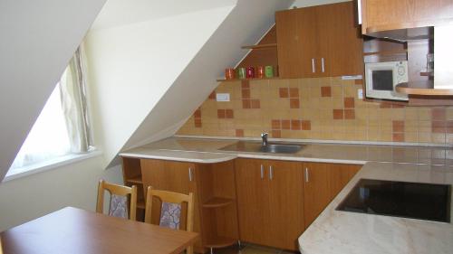 2 bedrooms, 3 beds