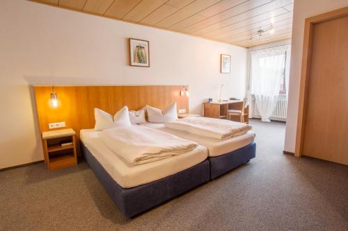 2 twin beds