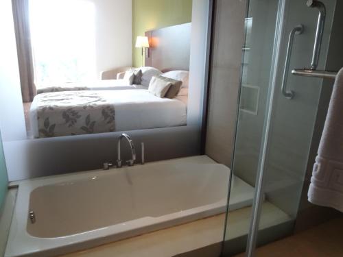 חדר אמבטיה, Ramee Grand Hotel & Spa, Pune in פונה