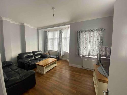 Lovely 4 bedroom house, free parking on premise gîte à louer Little Wakering