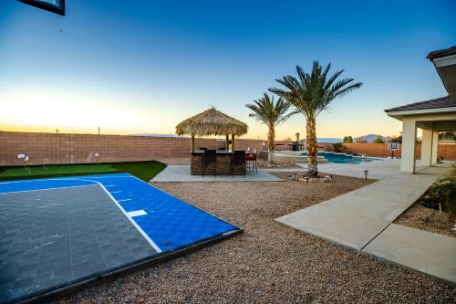 3400 SqFt House W/40Ft Heated Pool/Spa- Strip View