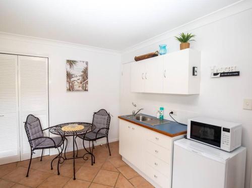 GORGEOUS STUDIO + 100M TO BEACH + POOL in otok sjeverni Stradbroke