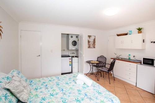 GORGEOUS STUDIO + 100M TO BEACH + POOL in otok sjeverni Stradbroke