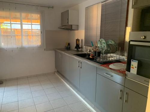 Kitchen, Villa Karata Appartement T3 avec Spa et vue sur mer BAILLIF Basse-Terre in Baillif