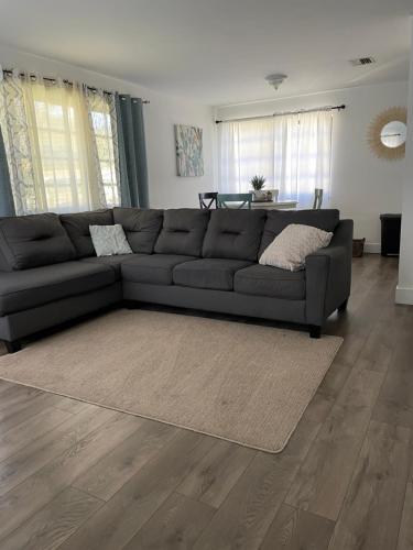 Cozy House sleeps 8 in N. Miami near i95 and close to everything!