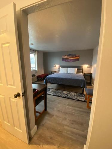 Aircrest Motel - image 10