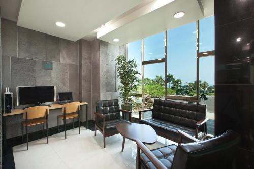 Business center, Familia Hotel Jeju near Yakchunsa Temple