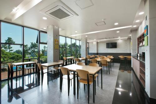 Restaurant, Familia Hotel Jeju near Yakchunsa Temple
