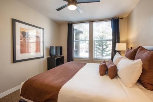 Townhome Style Fraser Crossing Founders Pointe Condo with Upgraded Furnishings and washer dryer cond in Winter Park (CO)