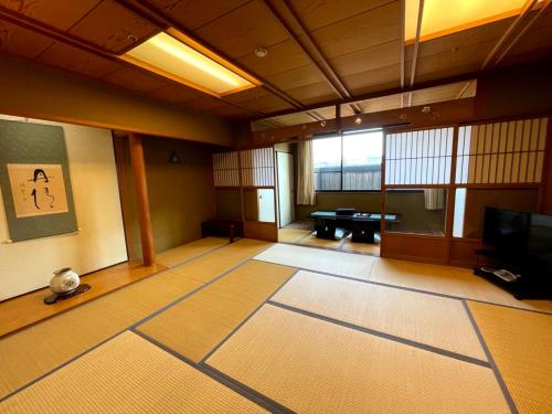 Japanese-Style Room with 8 Tatami-Matress with Bathroom