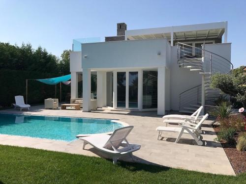 Super Villa With Private Pool in Isola Albarella