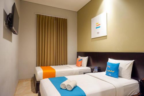 Sans Hotel Empress Simpang Lima Room Type - Deluxe Twin Room