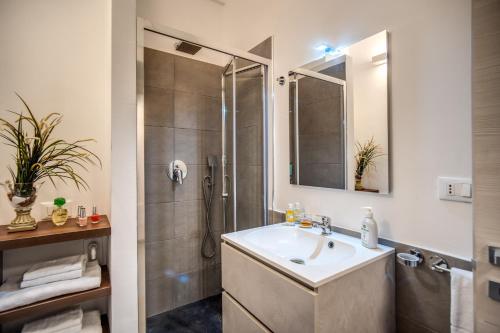 Tritone Top House - image 2