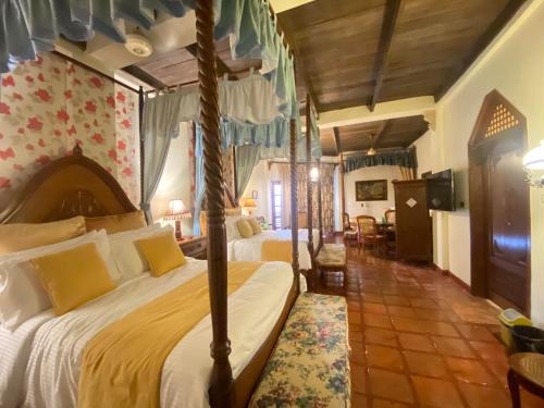 Tropicana Castle Dive Resort in Puerto Galera