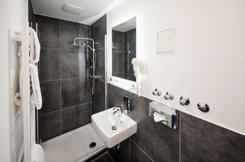 Compact Double Room image 3