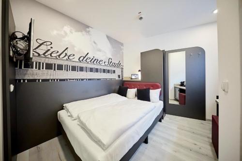 Compact Double Room image 7