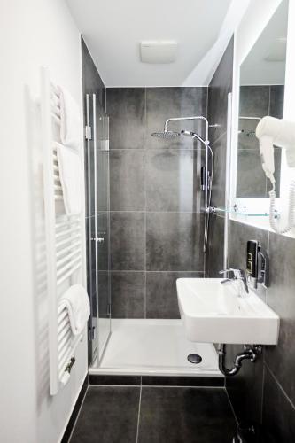 Compact Double Room image 10