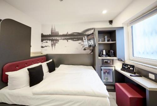 Compact Double Room image 4