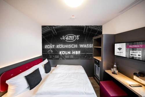 Compact Double Room image 5