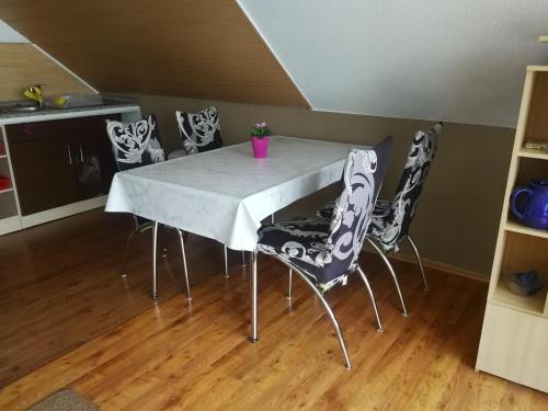 Restorāns, Hoernchens-Ferienwohnung in Neuenkirchen (Heidekreis)