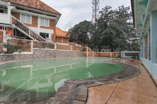Swimming pool, Urbanview Hotel Syariah Insani Cisarua Puncak near Pasar Cisarua