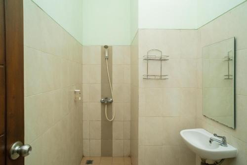 Urbanview Hotel de Kopen Malang by RedDoorz Room Type - Superior Double Room