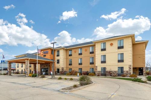 Comfort Inn & Suites Cedar Rapids North - Collins Road