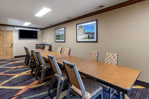 Comfort Inn & Suites Cedar Rapids North - Collins Road - image 14