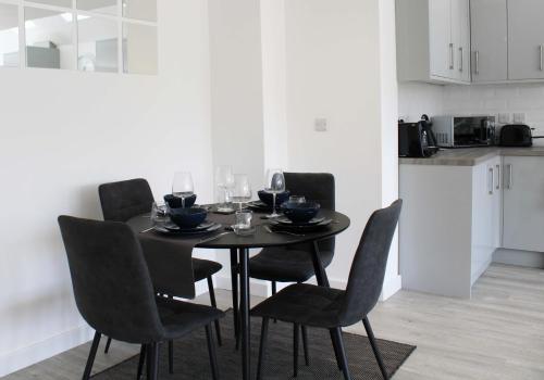 Picture of Low Cost, 4 Bed With Parking & Large Garden 10