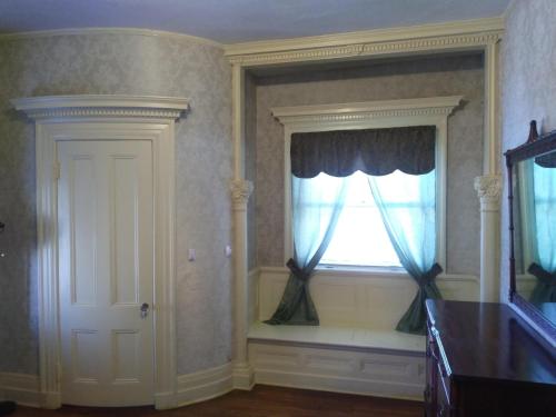 Mini Mansion Hotel near public transportation is the yellow and green house on the corner of 8th st and Madison avenue