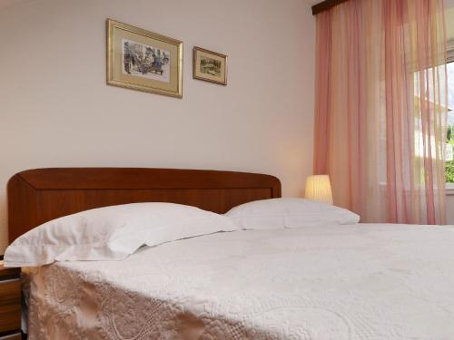 Four Bedroom House image 4