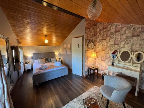 Squirrel Lodge at Owlet Hideaway - with Hot Tub, Near York - Apartment